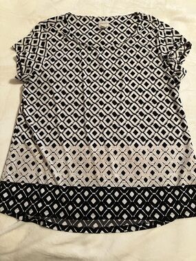 EUC Chico's Black & White Geometric Short Sleeve Tee